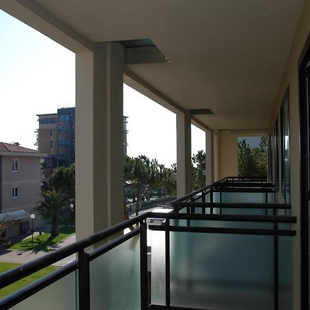 Hotel Caesar Residence & Spa Лидо Ди Камайоре Екстериор снимка