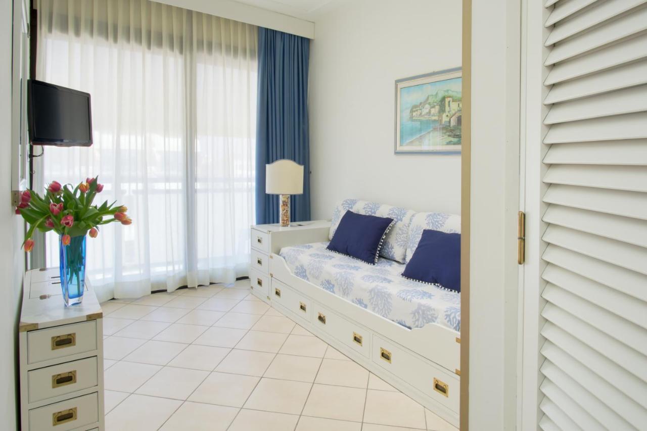 Hotel Caesar Residence & Spa Лидо Ди Камайоре Екстериор снимка