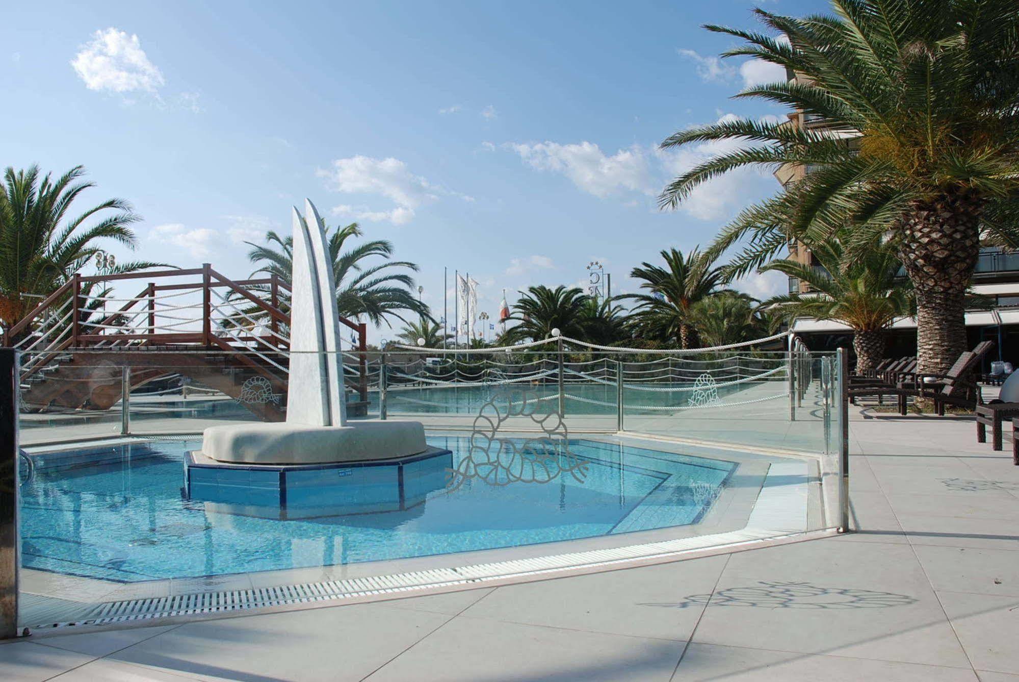 Hotel Caesar Residence & Spa Лидо Ди Камайоре Екстериор снимка