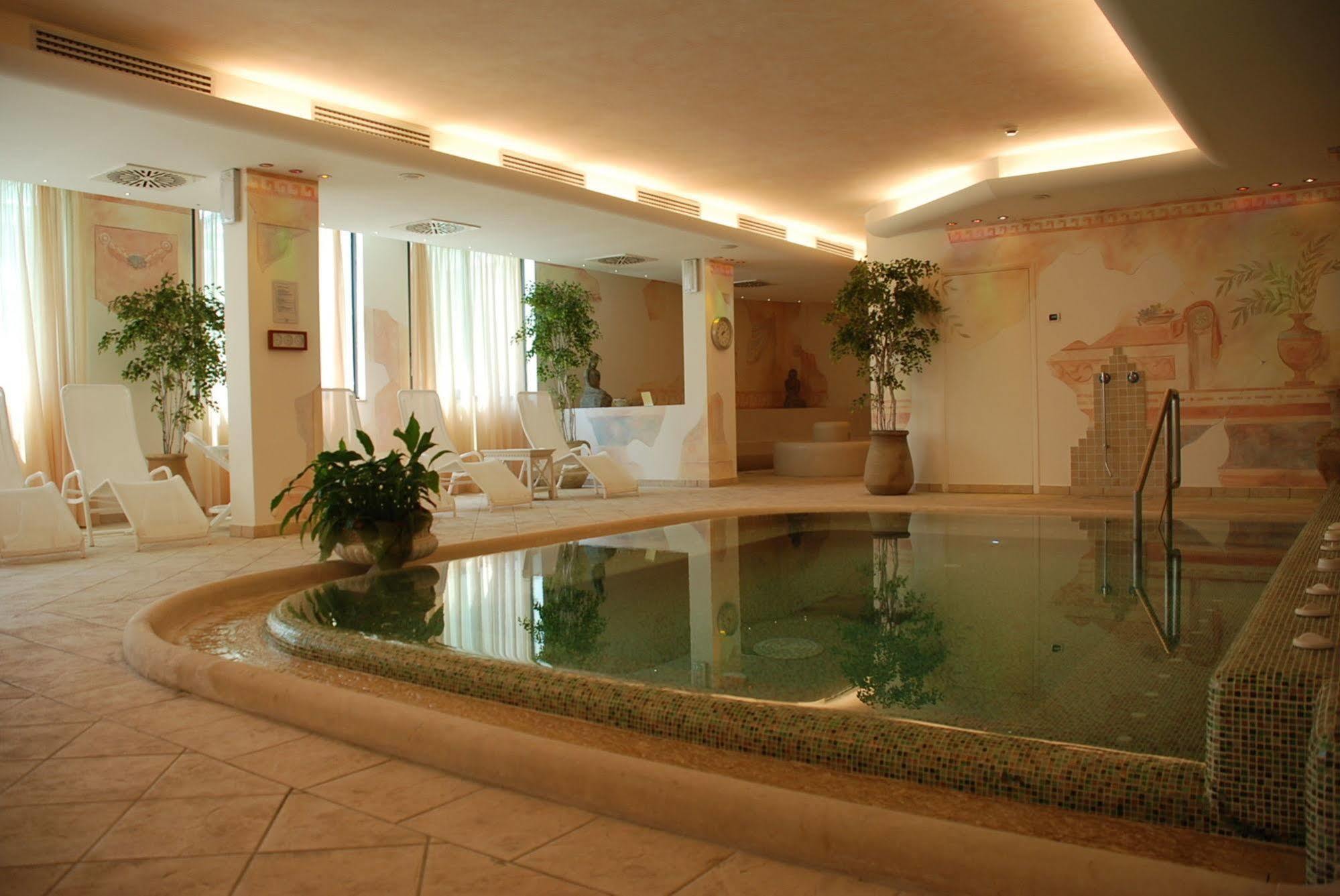 Hotel Caesar Residence & Spa Лидо Ди Камайоре Екстериор снимка