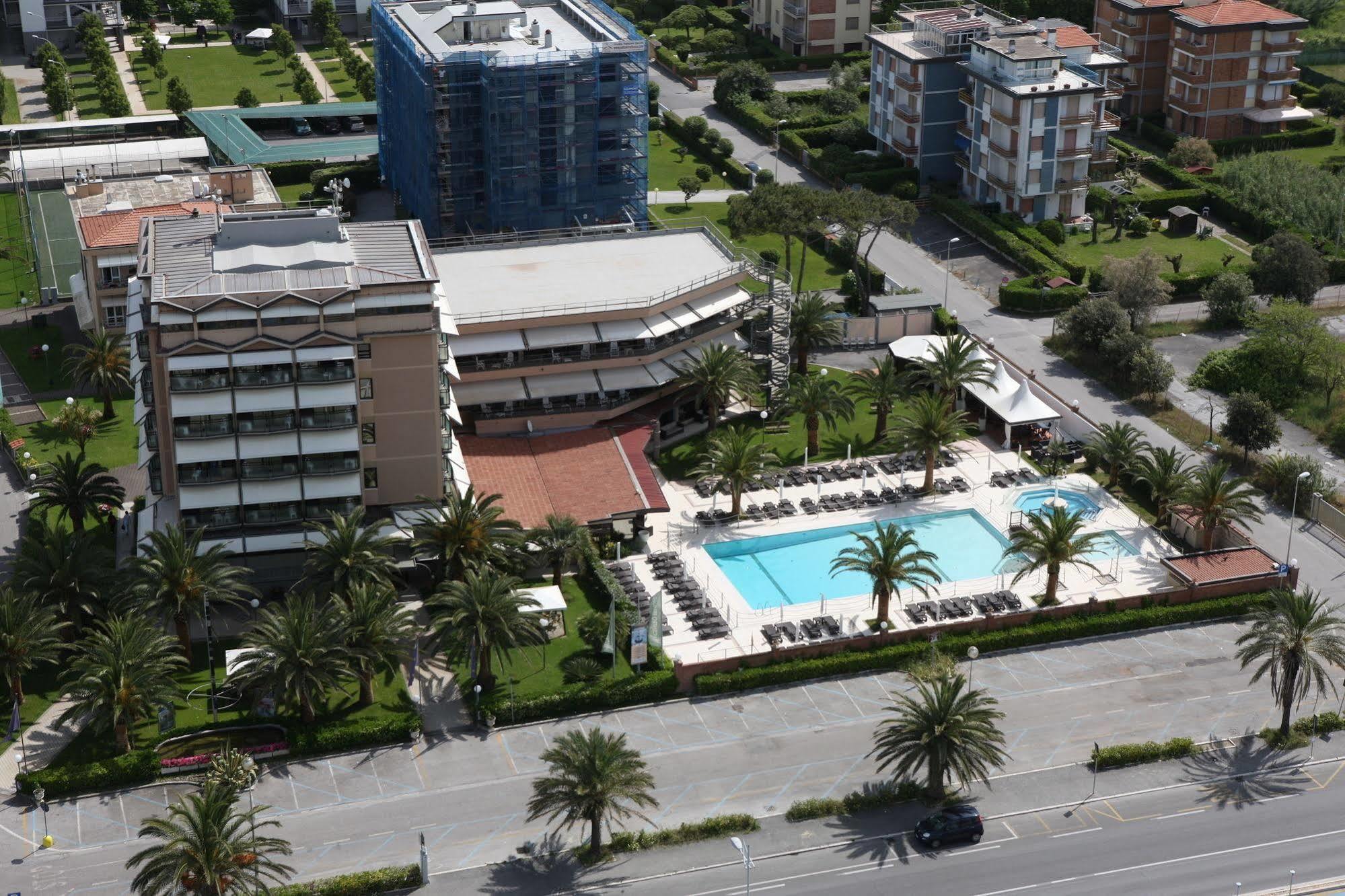 Hotel Caesar Residence & Spa Лидо Ди Камайоре Екстериор снимка