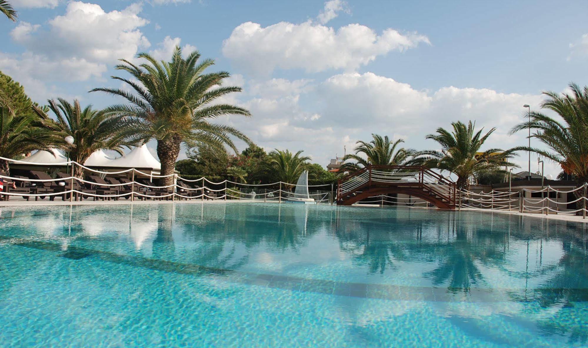 Hotel Caesar Residence & Spa Лидо Ди Камайоре Екстериор снимка
