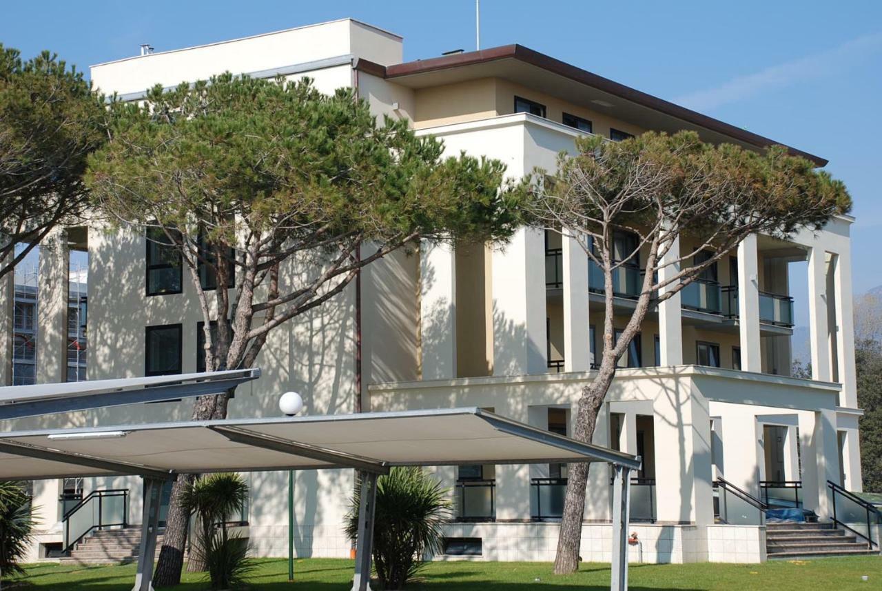 Hotel Caesar Residence & Spa Лидо Ди Камайоре Екстериор снимка