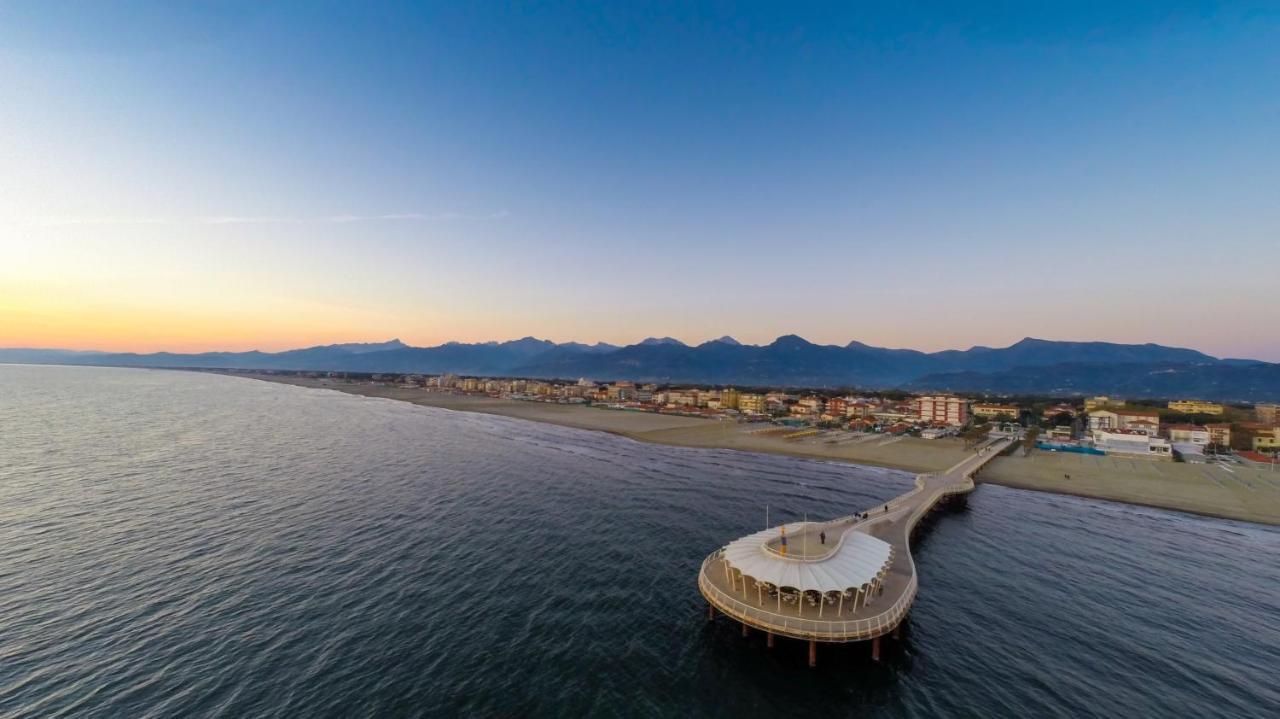 Hotel Caesar Residence & Spa Лидо Ди Камайоре Екстериор снимка