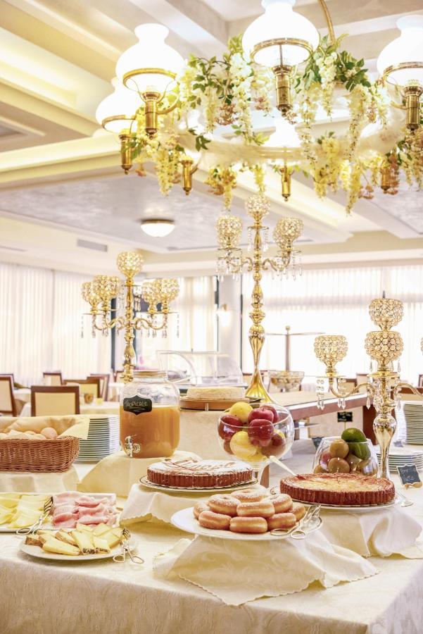 Hotel Caesar Residence & Spa Лидо Ди Камайоре Екстериор снимка