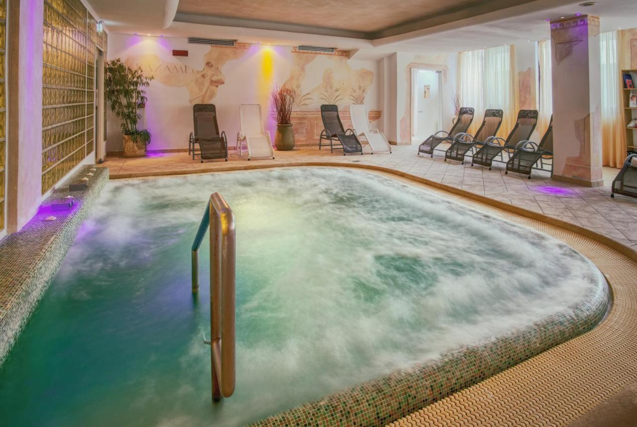 Hotel Caesar Residence & Spa Лидо Ди Камайоре Екстериор снимка